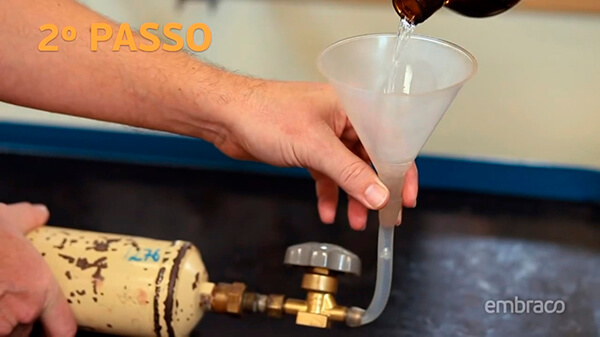 Carregar um cilindro com aproximadamente 500 ml de solvente ou agente de limpeza recomendado.