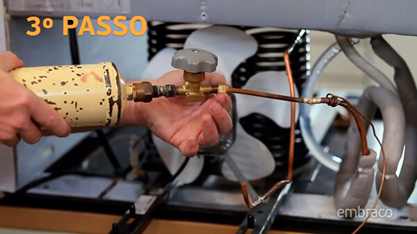 Acoplar o cilindro com solvente no conector da linha de sucção.