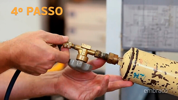 Acoplar um cilindro de nitrogênio (N2) no cilindro que contém o solvente, com ajuda do manifold, e colocar a ponta do capilar dentro de um recipiente para receber o solvente usado.