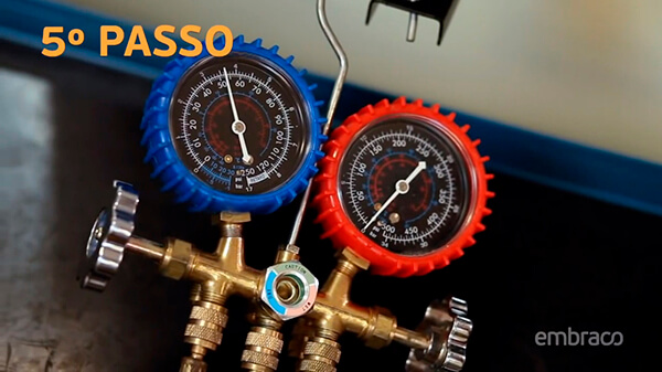 Liberar o nitrogênio a aproximadamente 50 PSI e abrir o registro do cilindro que está com o solvente.