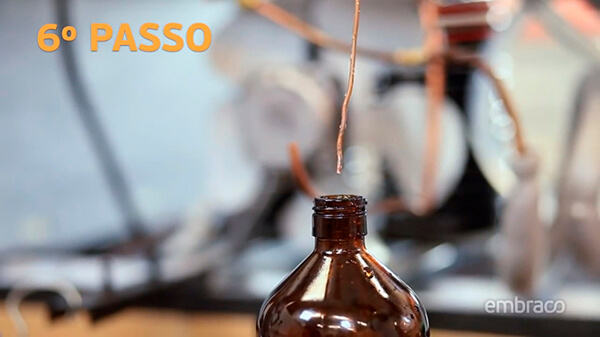 Aguardar a saída do solvente pela tubulação até sair apenas o nitrogênio na ponta do capilar.