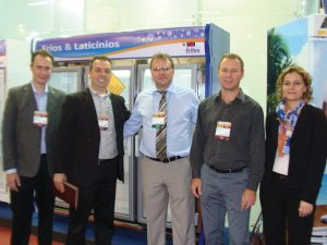 Equipo de Embraco en el estand de Frilux, donde fue recibida por el director Claudiomiro Mensch.