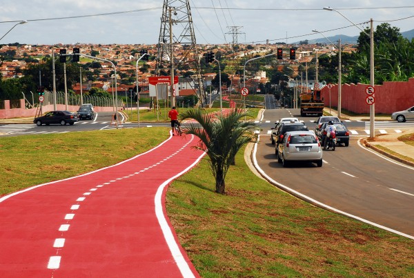 Sorocaba, no interior de São Paulo, possui a maior rede de ciclovias do estado com 106 km de extensão. Em quatro anos o número de bicicletas na cidade passou de 190 mil para 300 mil, com índice de acidentes próximo a zero.